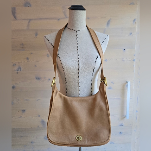 Vintage Coach 9718 Shoulder Crescent Flap Bag With Vintage Gold Hardware - Picture 3 of 16